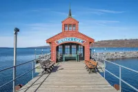 ★Lake Views ★ Hot tub ★ King Beds ★ Mins to All