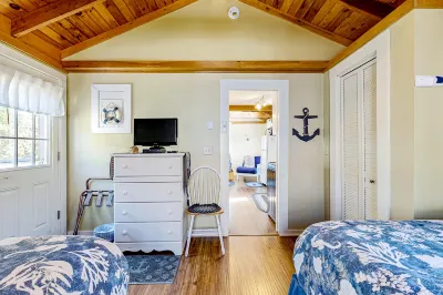 Dog-friendly Kennebunk cottage w/ shared pool - close to beach