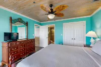 Updated ocean-view condo with 2 balconies, pool, hot tub, W/D, & AC Hotels in Tavernier