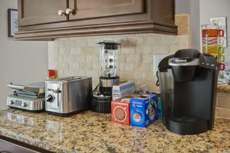 Charming Oasis with Shared Amenities - Cozy Retreat in a Spacious Home Отели в г. Фолл Крик Тауншип