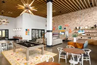 Honky Tonk Fun, 2BR, & 8 Min to Broadway Buzz!