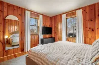 Modern Amenities and Cozy Outdoor Space - Charming Sea Cottage