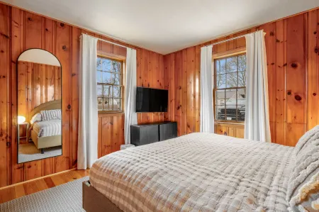 Modern Amenities and Cozy Outdoor Space - Charming Sea Cottage