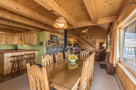 Spacious D-Log Cabin with Panoramic Mountain Views - Charming Getaway