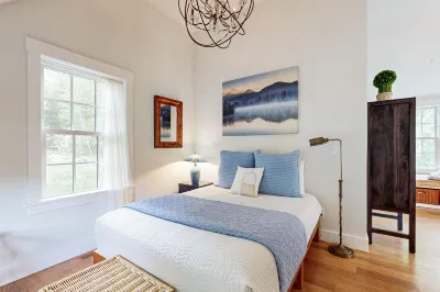 Brand new guest apartment with furnished deck, fast WiFi, dock, & water views