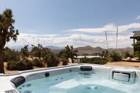 Serene Desert Oasis with Hot Tub and Outdoor Showers - Stylish Retreat