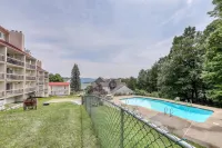 Ski-in/ski-out condo with mountain view, seasonal pool Hotel di Warren
