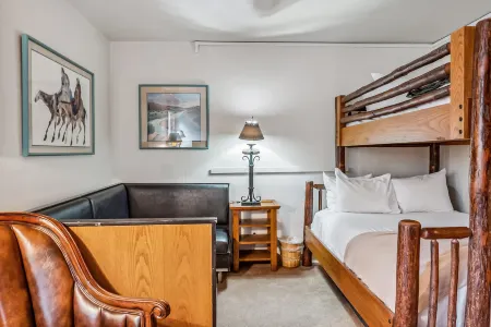 Private Balcony and Shared Hot Tub - Inviting Mountain Retreat