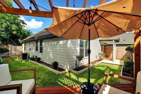 Cozy Backyard with Pergola and Streaming Services - Charming Oasis Отели рядом с достопримечательностью «Остин Хинду Темпл & Комм Сентер»