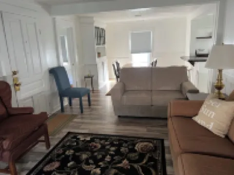 The HoneyComb - Blocks from Historic Waterfront