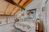 Scenic Forest Views and Cozy Balconies - Charming Woodsy Retreat