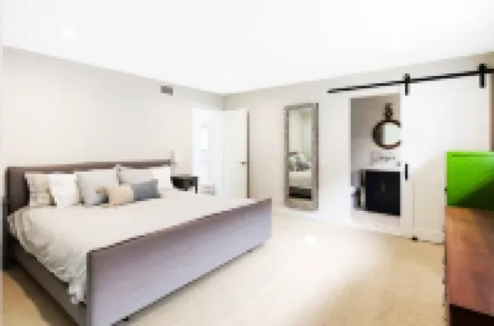 Modern Style with Enclosed Yard and Amenities - Charming Beachside Escape