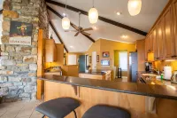 Stunning Mountain Views and Cozy Comfort - Exquisite Cabin Retreat