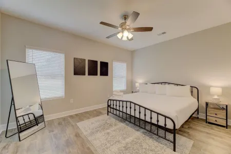 Two Homes with Fast Wifi and Fully Equipped Kitchens - Stunning Family Haven Отели в г. Кейс