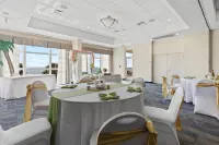 Fantastic oceanfront condo with pool, hot tub, balcony, & W/D