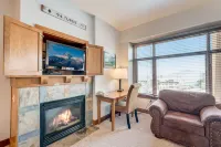 Cozy Condo with Spectacular Views and Amenities - Charming Ski-in Oasis Hôtels à : Comte de Summit