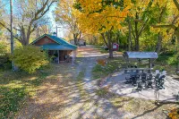Relaxing Area and Boat Docks Available - Tranquil Cabin Retreat Hotels in Huron