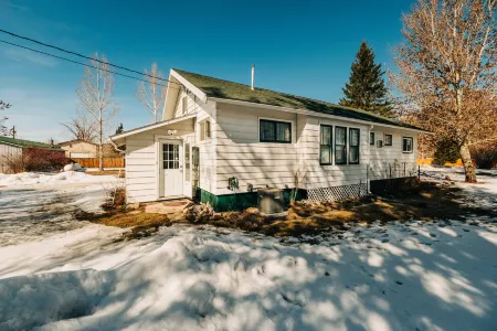 Charming Vintage Retreat with Culinary Delights and Outdoor Adventures - Cozy Haven Отели в г. Ранчестер