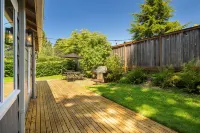 Gorgeous Outdoor Deck and Modern Amenities - Cozy Craftsman Hotels in Indianola