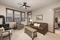 Cozy Deck and Stunning Mountain Views - Charming Family Retreat فنادق في Fraser