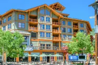 Ground-floor condo steps from Center Village & lifts with fireplace, patio, WiFi Hotels in Copper Mountain