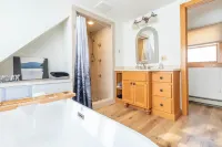 Gorgeous Gourmet Kitchen and Game Rooms - Serene Woodland Retreat