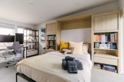 Modern Townhouse with Gym and Rooftop Retreat - Stylish Urban Oasis Hotel di 