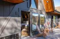 Electric Fireplace and Lakeview Deck - Spacious Charming Retreat Hotels in Garrett County