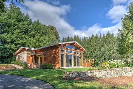 Golf Course Views and Hot Tub - Serene Mid Century Modern Haven