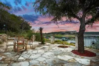 Luxury Lake Life - Boat Dock, Outdoor Kitchen, Basketball Court, Game Room & Bar Hotels in Hudson Bend