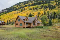 Amazing Mountain Views and Cozy Furnishings - Exquisite Custom Retreat