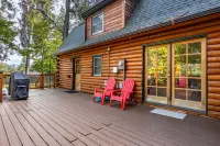 Hot Tub and Surrounded by Pine Trees - Cozy Enchanting Retreat