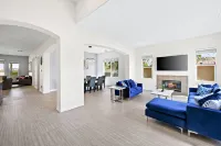 Elegant Oasis with Pool and Putting Green - Luxurious Retreat