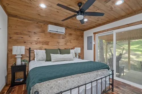 Alone At Last - New LUX Tiny Cabin - WiFi - Hot Tub Hotels in Campton