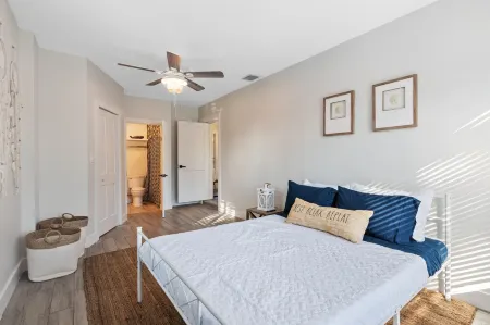 Pool*grill*fenced yard*pets ok*3 bedroom*2 bath*6 minutes to beach*private home Отели в г. Помпано-Бич