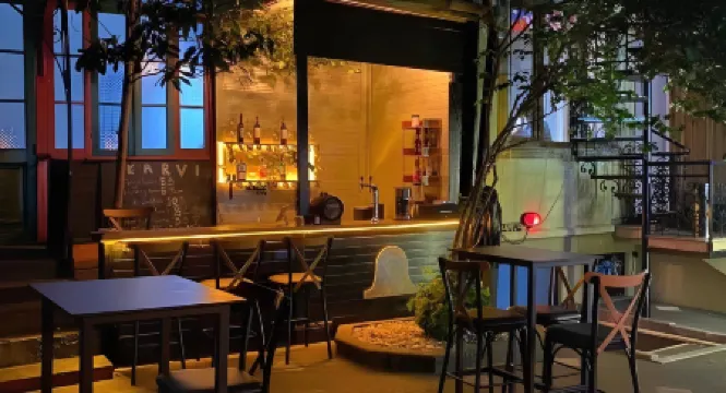 Karvi Hostel & Suites Отели рядом с достопримечательностью «Али и Нино, Скульптура»