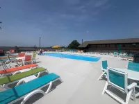 Two Decks and Seasonal Outdoor Pool - Charming Lakeside Retreat Hotels in Kimberling City