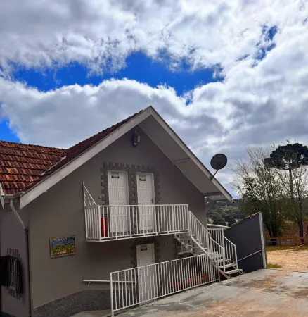 Pousada Araucária Suítes Отели рядом с достопримечательностью «Casa - Chalé Condomínio Estância das Águas Claras»