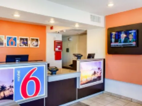 Studio 6 Bakersfield, CA - South Hotels in Bakersfield