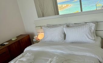Luxurious 2-Bed Sea-Side Apartment in Saronida