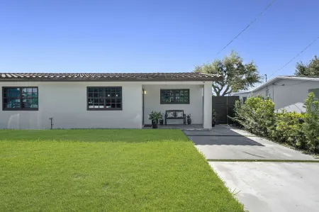 Dania Beach Unit 2 in Dania Beach Отели рядом с достопримечательностью «FLL Airport Flight Landing View Point»