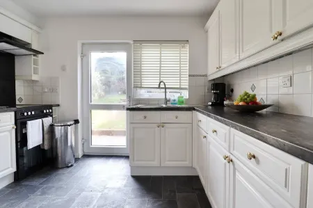 Skyvillion - Valley Way - 3Bed House in Stevenage Отели рядом со станцией Stevenage Railway Station