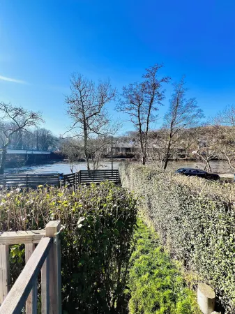 Maison proche rivière avec jardin