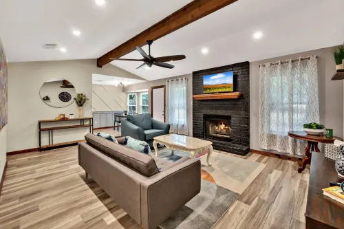 New Cozy Retreat Located 15 Minutes to Waco Hotels in Hewitt