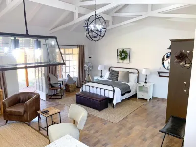 Modern Farm Hotels in Дитсоботла