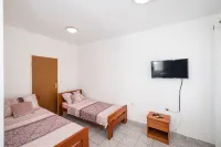 帶花園的舒適公寓Marija Camping Strasko附近的飯店