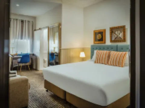 Cremorne Point Manor Hotels near The Opera House to the Botanic Gardens Walk