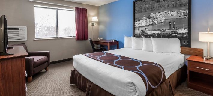 Super 8 by Wyndham Dubuque Hotels in Dubuque
