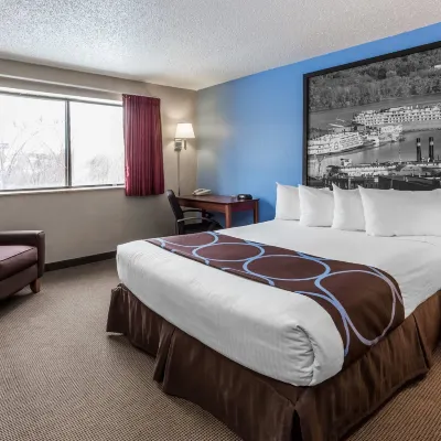 Super 8 by Wyndham Dubuque Hotels near Grand River Center