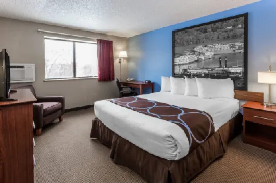 ซูเปอร์ 8 บายวินด์แฮม ดูบิวก์ โรงแรมใน